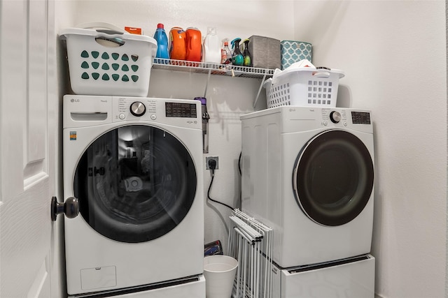 laundry room with laundry area and washing machine and dryer