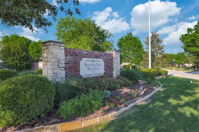 community / neighborhood sign featuring a yard