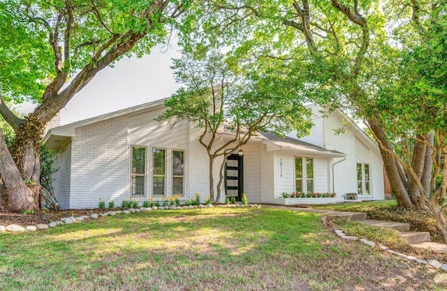 10119 Chisholm Trl, Dallas, TX 75243 - mid-century modern home with brick siding and a front yard