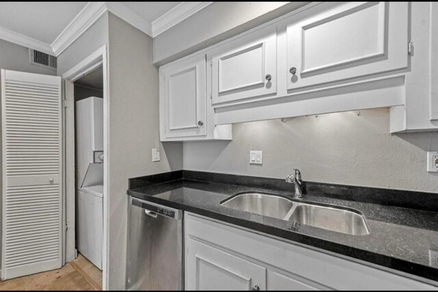 5315 Fleetwood Oaks Ave Unit 260, Dallas, TX 75235 - kitchen featuring dishwasher, stacked washing machine and dryer, a sink, crown molding, and white cabinetry
