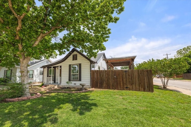 bungalow-style house featuring a front lawn and fence