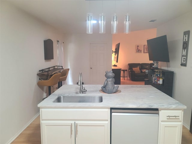 250 Ashland Dr, Woodway, TX 76712 - kitchen with baseboards, a sink, an island with sink, and open floor plan