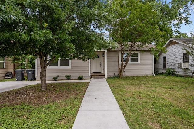 view of front facade featuring a front yard