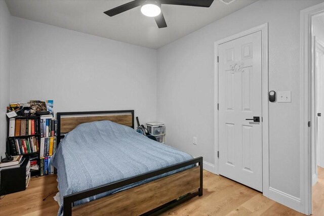 2804 Connor Ave, Waco, TX 76711 - full bathroom with tiled shower, vanity, toilet, and a ceiling fan