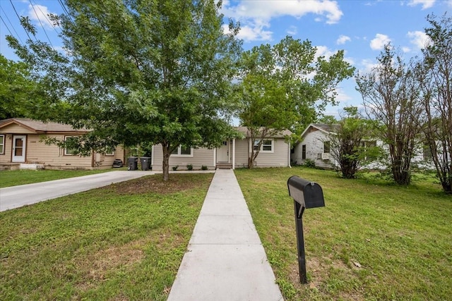 view of front facade featuring driveway and a front lawn