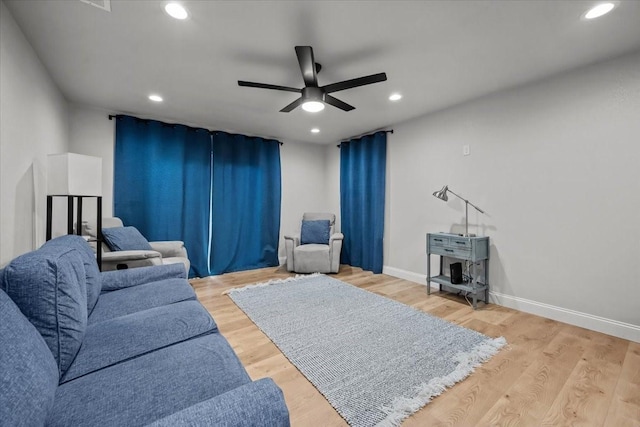 living area with baseboards, ceiling fan, recessed lighting, and wood finished floors