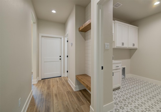 mudroom featuring visible vents, recessed lighting, and baseboards