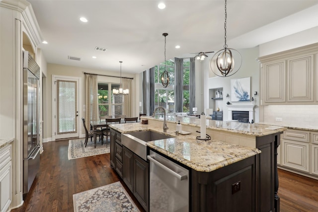 kitchen with stainless steel appliances, a notable chandelier, a sink, and visible vents