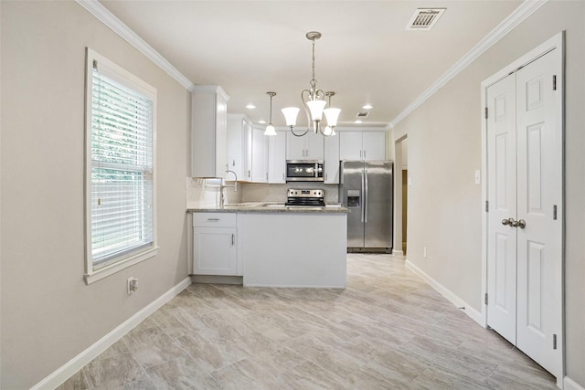 kitchen featuring crown molding, an inviting chandelier, stainless steel appliances, baseboards, and visible vents