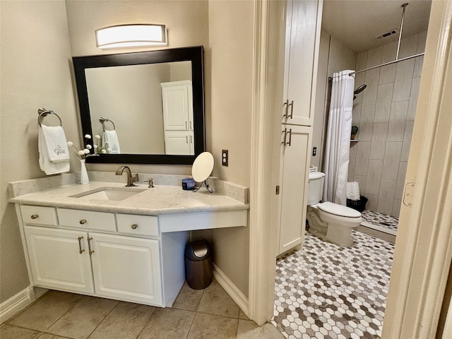 2025 Breaker Ln, Flower Mound, TX 75022 - bathroom featuring a tile shower, vanity, toilet, baseboards, and visible vents