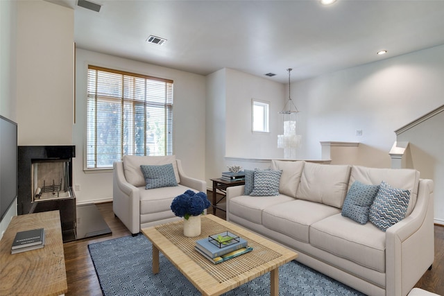 living room with recessed lighting, baseboards, visible vents, and dark wood-type flooring