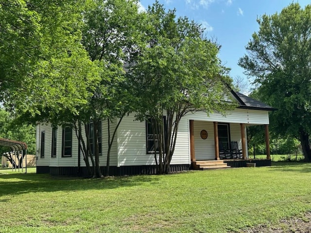 view of front of house featuring covered porch and a front yard