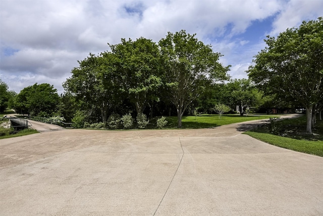 view of property's community featuring a lawn