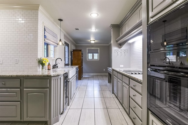 kitchen with crown molding, black electric stovetop, visible vents, tasteful backsplash, and gray cabinetry