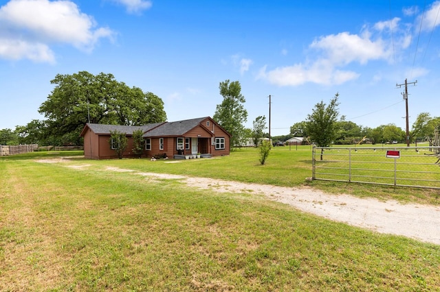 view of front of home featuring fence, a gate, and a front yard