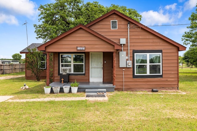 bungalow featuring fence and a front yard