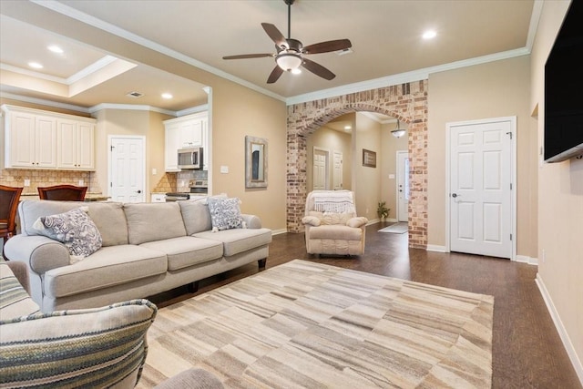 309 Nash Dr, Hewitt, TX 76643 - living room featuring crown molding, arched walkways, a ceiling fan, and baseboards