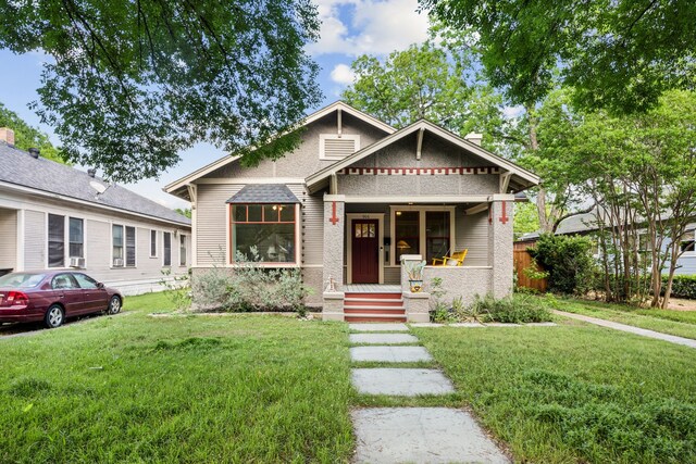 906 N Clinton Ave, Dallas, TX 75208 - view of front of house with covered porch and a front yard