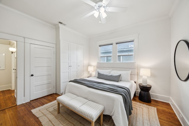 906 N Clinton Ave, Dallas, TX 75208 - bedroom with crown molding, wood finished floors, and visible vents