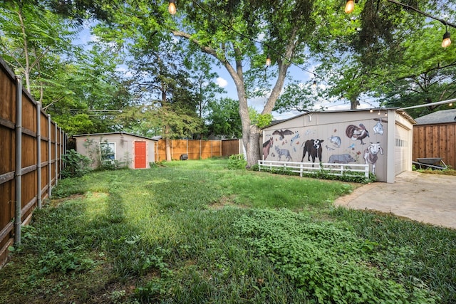906 N Clinton Ave, Dallas, TX 75208 - view of yard with a fenced backyard and an outdoor structure