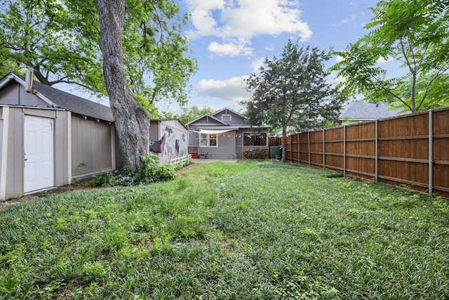 906 N Clinton Ave, Dallas, TX 75208 - view of yard featuring an outbuilding and a fenced backyard