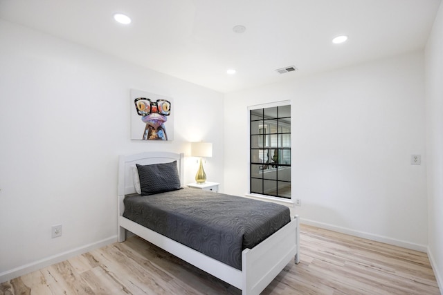 bedroom with visible vents, recessed lighting, baseboards, and wood finished floors