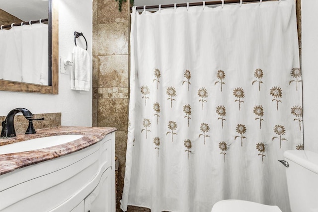 full bath with toilet, a shower with curtain, and vanity