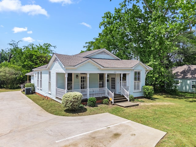 1009 N Pacific, Mineola, TX 75773 - bungalow with a shingled roof, covered porch, central AC, and a front lawn