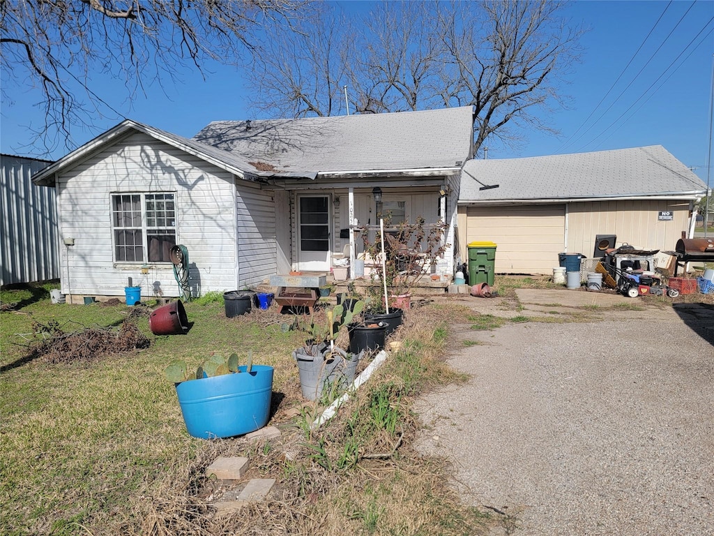view of front facade with a porch and a front lawn