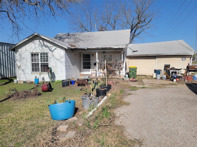 view of front facade with a porch and a front lawn