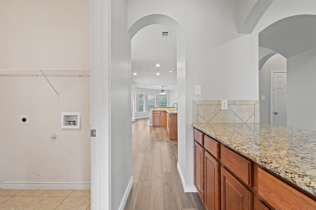 689 Bonham Dr, Lavon, TX 75166 - interior space with arched walkways, baseboards, visible vents, and a sink