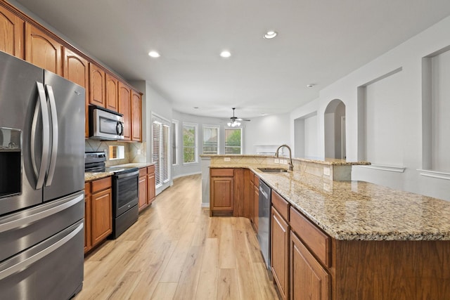 689 Bonham Dr, Lavon, TX 75166 - kitchen featuring a ceiling fan, appliances with stainless steel finishes, light wood-type flooring, a sink, and recessed lighting