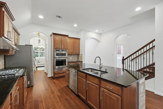 5729 New Castle Dr, Richardson, TX 75082 - kitchen with visible vents, decorative backsplash, arched walkways, a sink, and stainless steel appliances