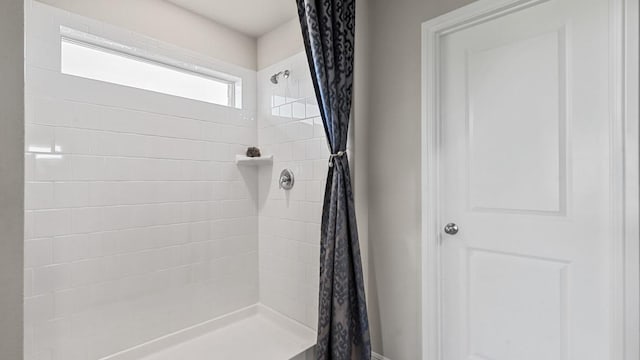 bathroom featuring tiled shower