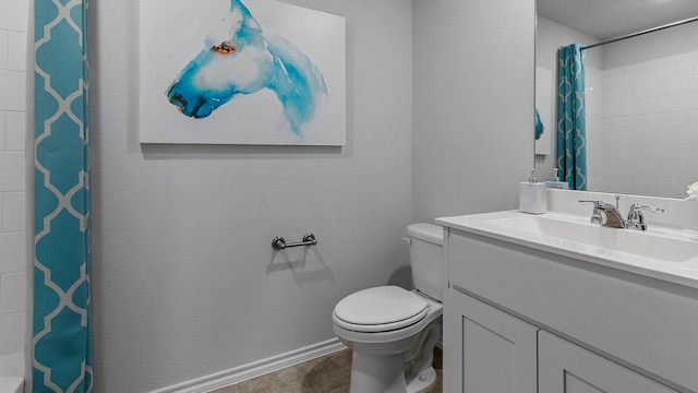 full bathroom featuring baseboards, vanity, toilet, and a shower with shower curtain