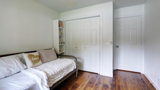 living area featuring dark wood-type flooring and baseboards