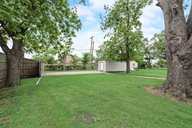 view of yard featuring a fenced backyard and an outbuilding