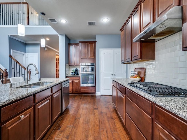 kitchen with under cabinet range hood, stainless steel appliances, visible vents, and a sink