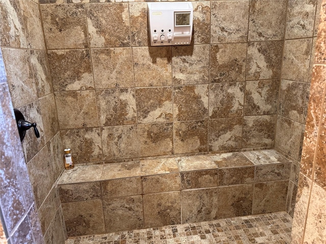 room details featuring a tile shower