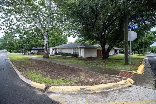 view of side of property featuring a lawn