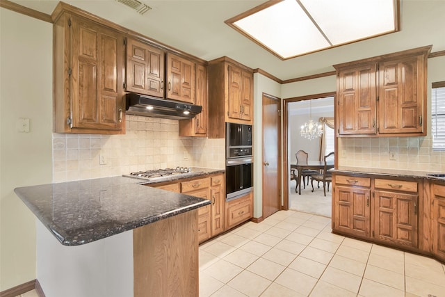 kitchen with visible vents, a peninsula, under cabinet range hood, tasteful backsplash, and stainless steel appliances