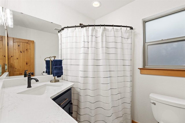 full bath with toilet, recessed lighting, curtained shower, and vanity