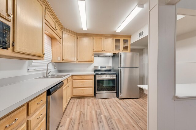 kitchen featuring a sink, light wood-style floors, light brown cabinets, stainless steel appliances, and visible vents