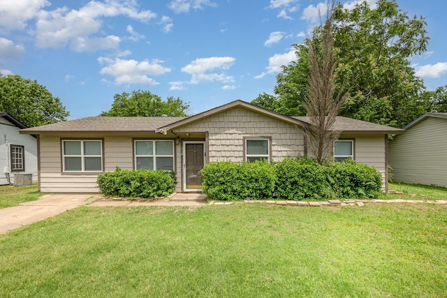 single story home featuring roof with shingles and a front lawn