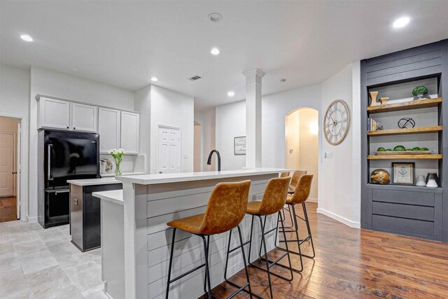 living area with ceiling fan, wood finished floors, and baseboards