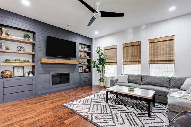 living room with lofted ceiling, baseboards, and wood finished floors