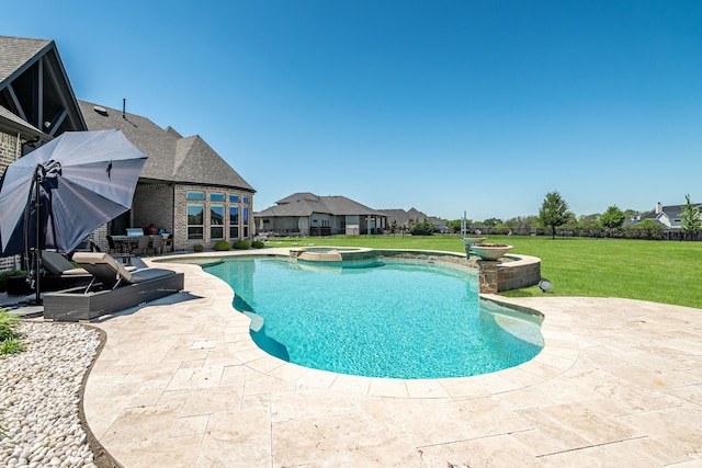 view of pool with a pool with connected hot tub, a yard, and a patio area