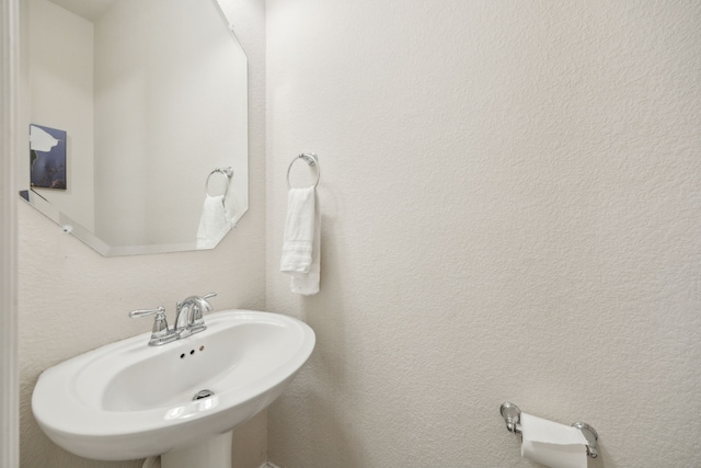 bathroom featuring a sink