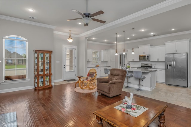 living area with recessed lighting, ceiling fan, visible vents, and baseboards