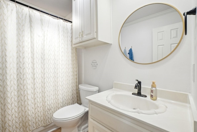 bathroom featuring toilet, ornamental molding, a shower with shower curtain, and vanity